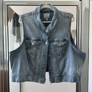 EUC Torrid cropped denim vest.